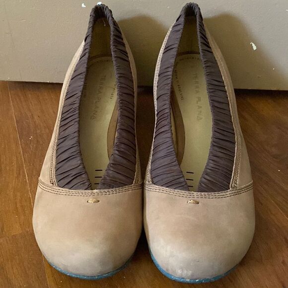 Terra Plana Beige Brown Ruffled Trim Round Toe Heels Womens Size 39/8.5 - Picture 1 of 8